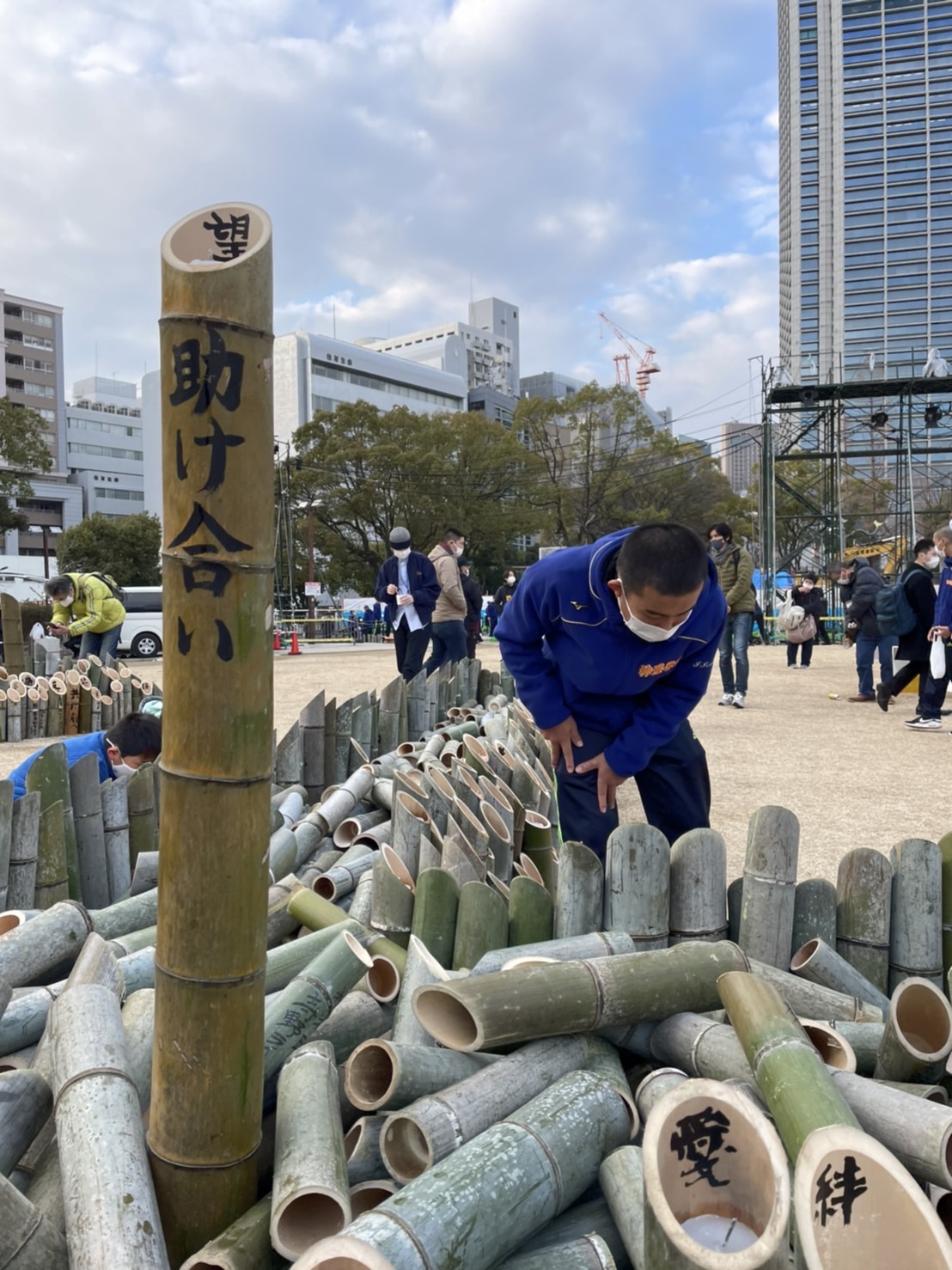 神港学園ナインは16日、神戸市内の東遊園地での「阪神淡路大震災1．17のつどい」の竹灯籠設営のボランティアを行う（写真提供は同校硬式野球部）
