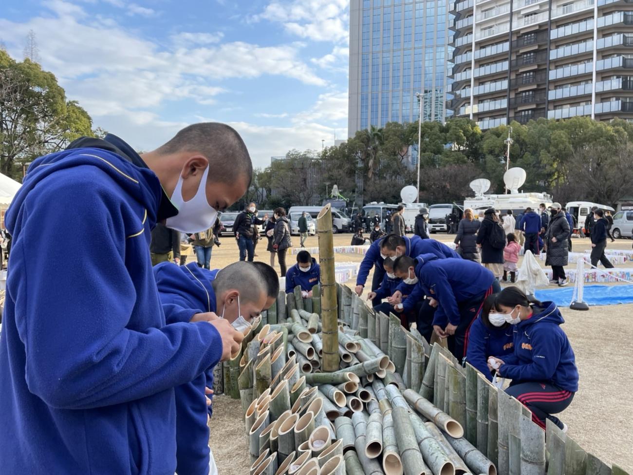 神港学園ナインは16日、神戸市内の東遊園地での「阪神淡路大震災1．17のつどい」の竹灯籠設営のボランティアを行う（写真提供は同校硬式野球部）
