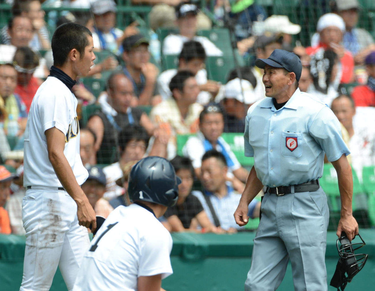 12年夏の甲子園済々黌対鳴門戦の7回裏、済々黌に認められた1点について西貝球審に確認する鳴門・杉本主将