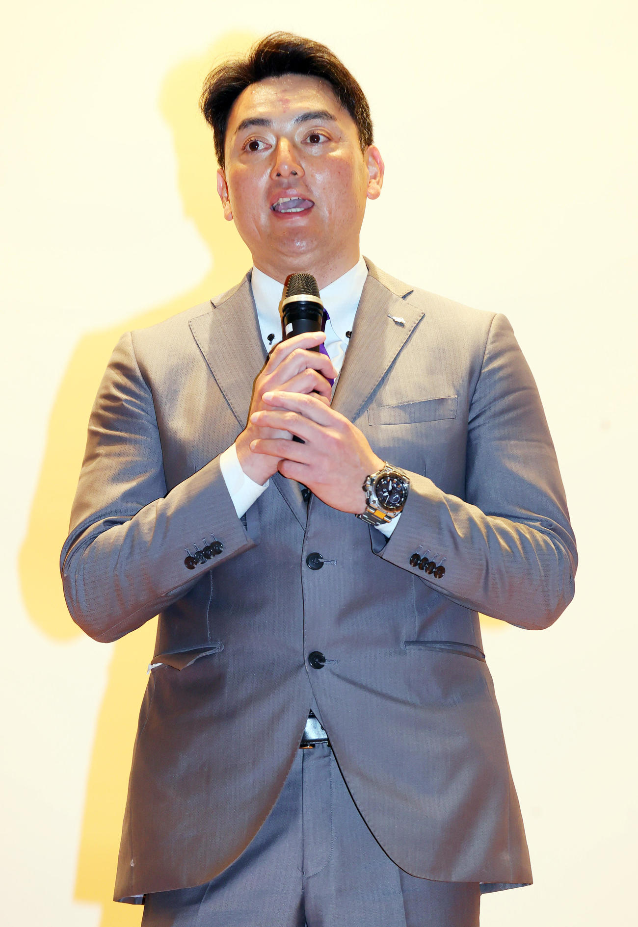 日本スポーツ学会大賞を受賞し、スピーチを行う花巻東・佐々木監督（撮影・野上伸悟）