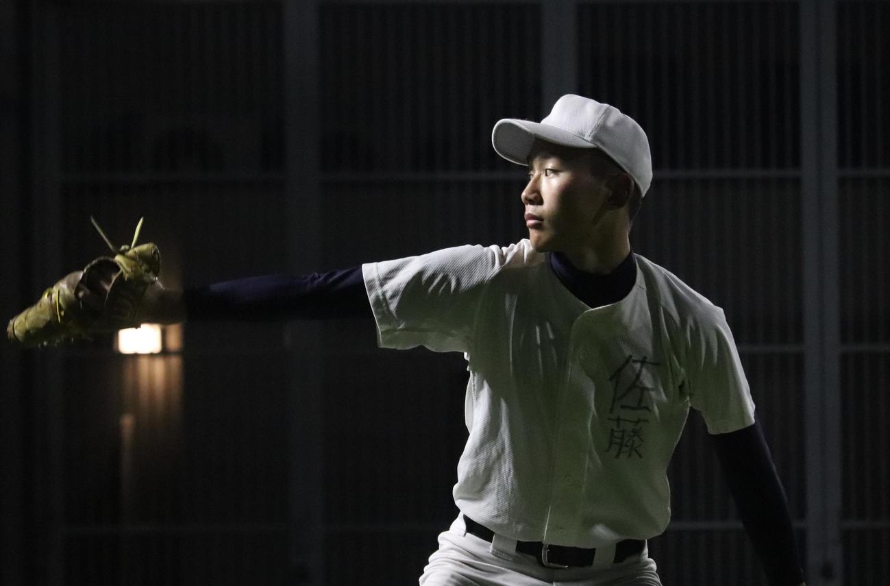 ネットスローに励む、駒場学園・佐藤夏月投手（撮影・阿部泰斉）