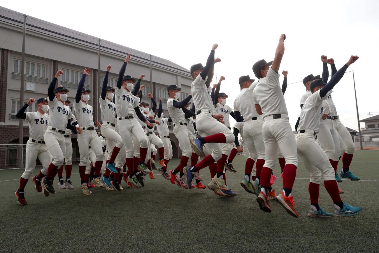 選抜大会の出場を決めた大阪桐蔭ナインはガッツポーズをして喜ぶ（撮影・上田博志）