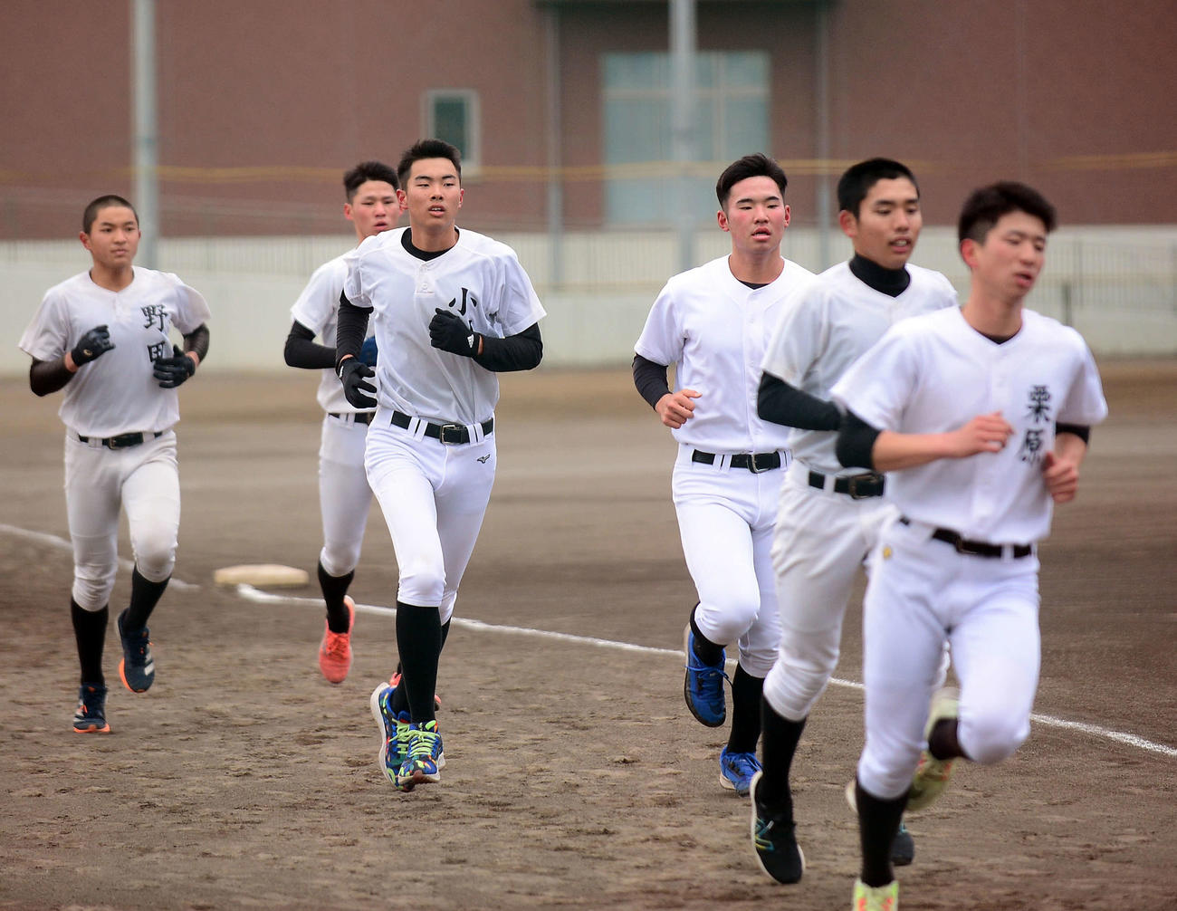 ランニングに励む松永（右から3人目）ら日大三島の選手たち