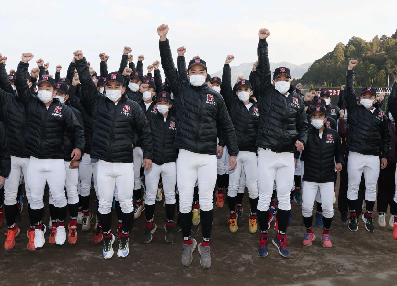 センバツ出場を決め喜ぶ広陵ナイン、前列は左から川瀬虎太朗主将、真鍋慧、森山陽一朗（撮影・加藤孝規）