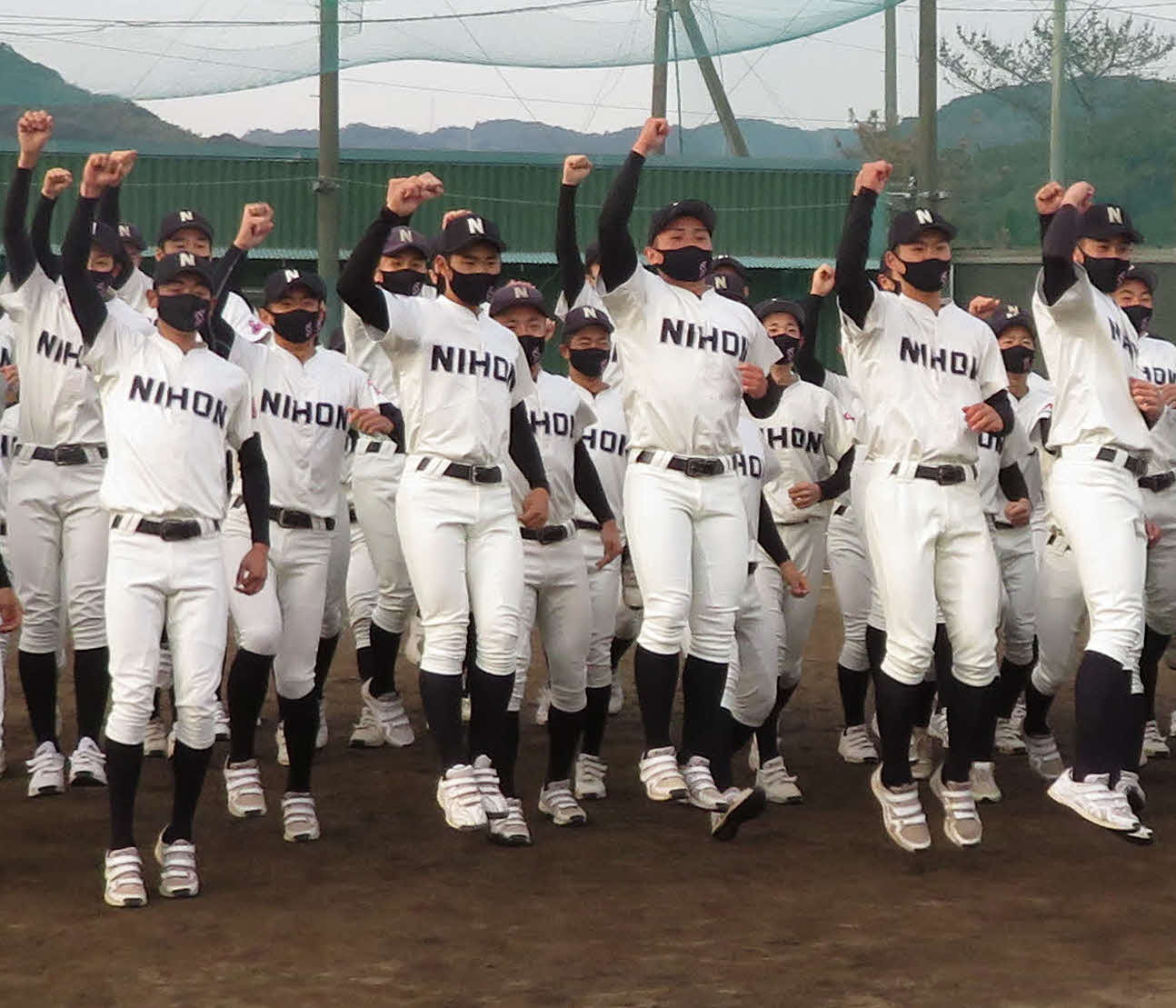 センバツ出場が決まり、喜ぶ長崎日大の選手たち