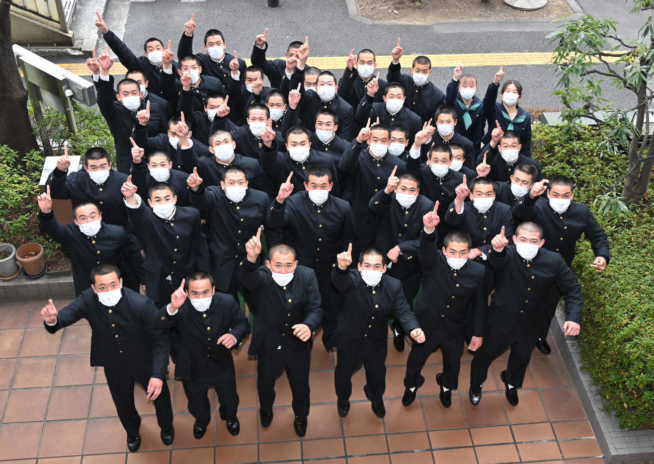 甲子園出場が決まりジャンプして指を突き上げる二松学舎大附の選手たち（撮影・滝沢徹郎）