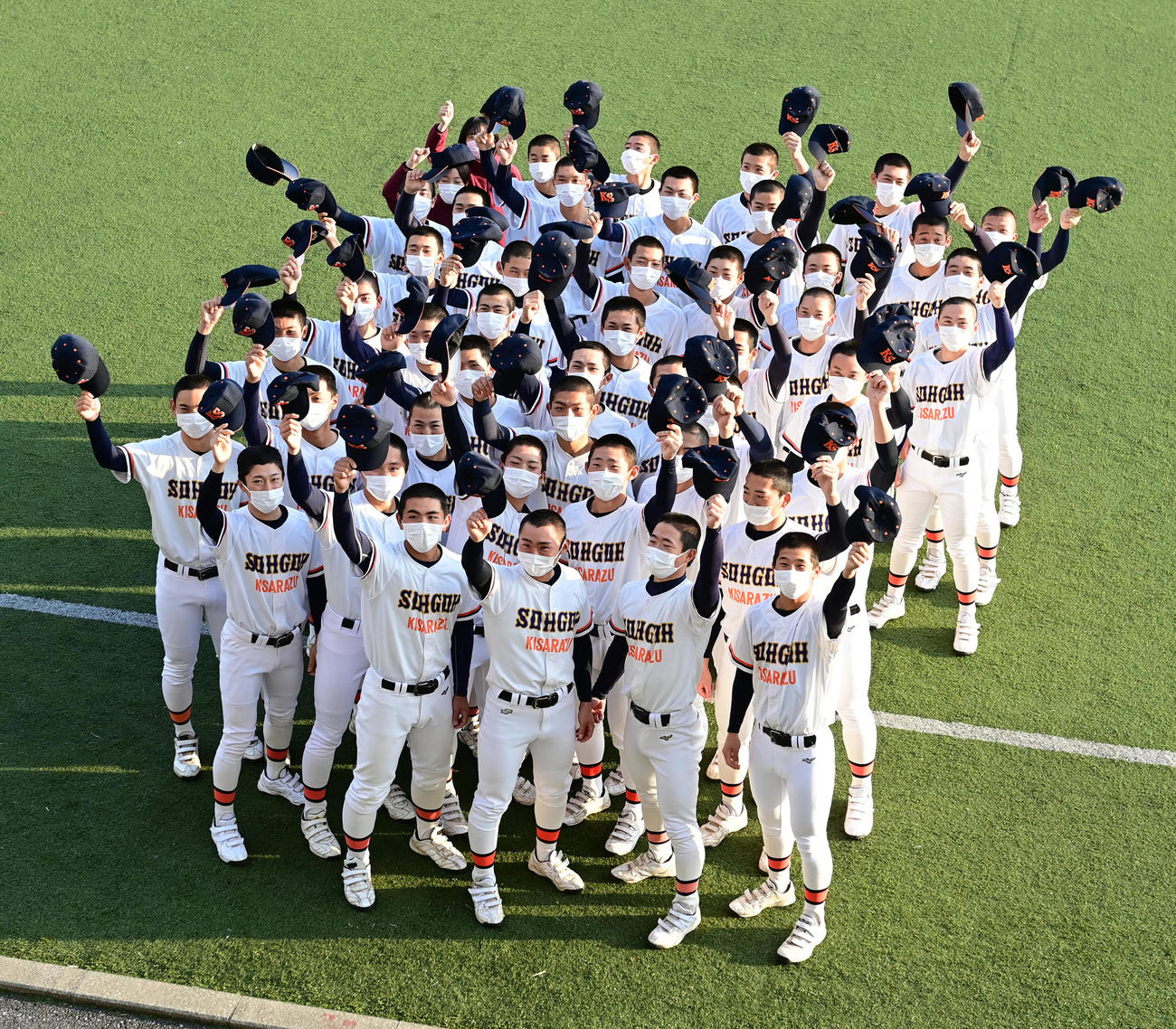 選抜出場が決まり帽子を掲げる木更津総合ナイン（撮影・小沢裕）