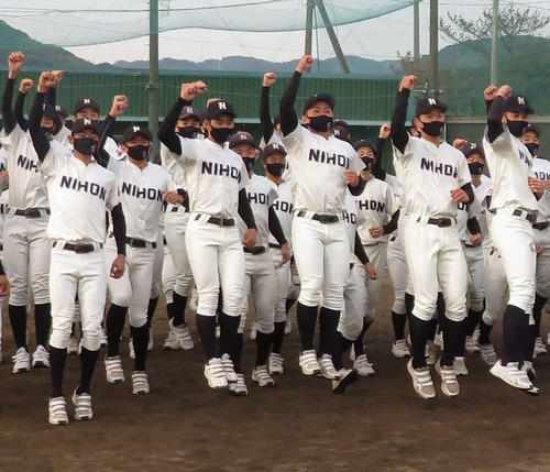 センバツ出場が決まり、喜ぶ長崎日大の選手たち