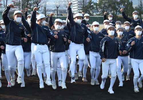 センバツ出場が決まり、喜ぶ広島商ナイン