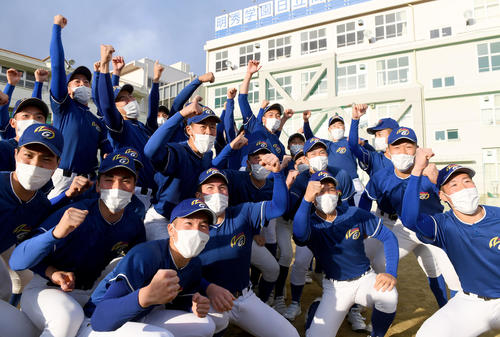 センバツ出場を決め喜ぶ明秀学園日立(撮影・たえ見朱実)