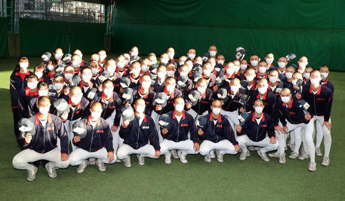 センバツ出場決定で、ガッツポーズで記念撮影する浦和学院の選手たち（撮影・浅見桂子）