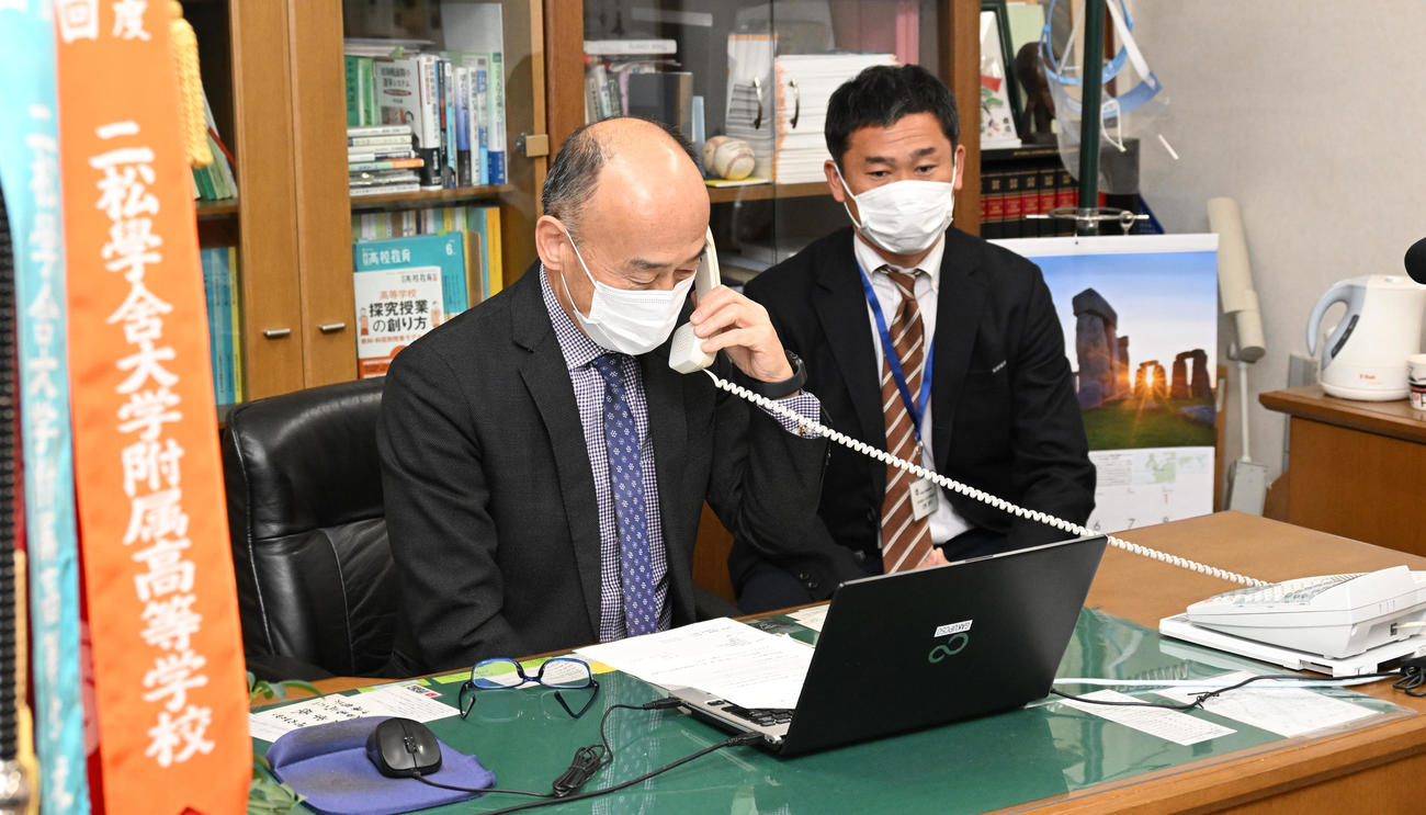 甲子園出場の電話を受ける二松学舎大附・本城校長（撮影・滝沢徹郎）