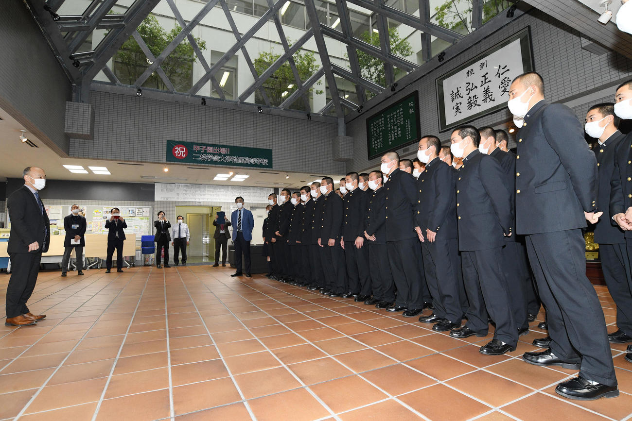 甲子園出場が決まり二松学舎大附・本城校長（左）から訓示を受ける選手たち（撮影・滝沢徹郎）