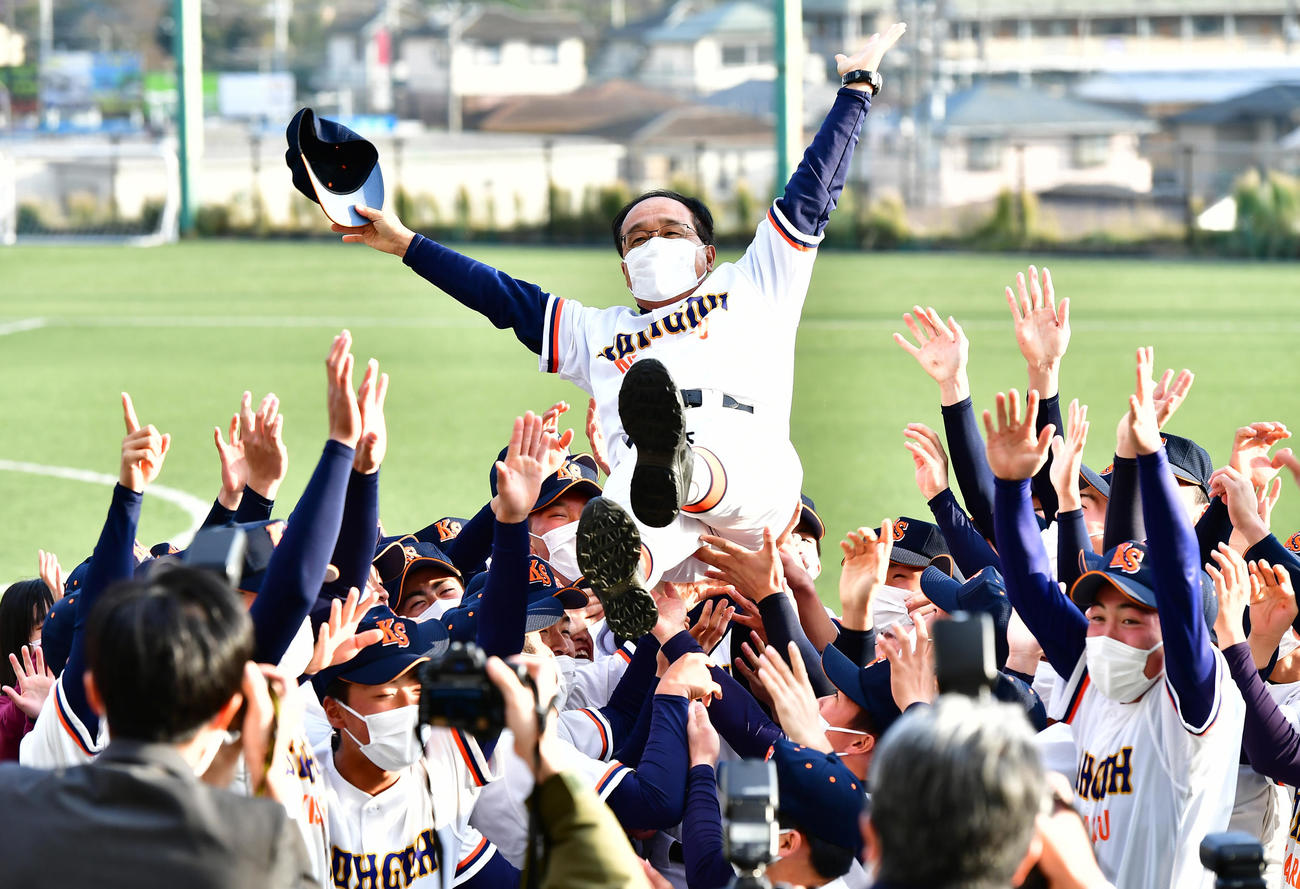 選抜出場が決定しナインに胴上げの祝福を受ける木更津総合・五島監督（撮影・小沢裕）