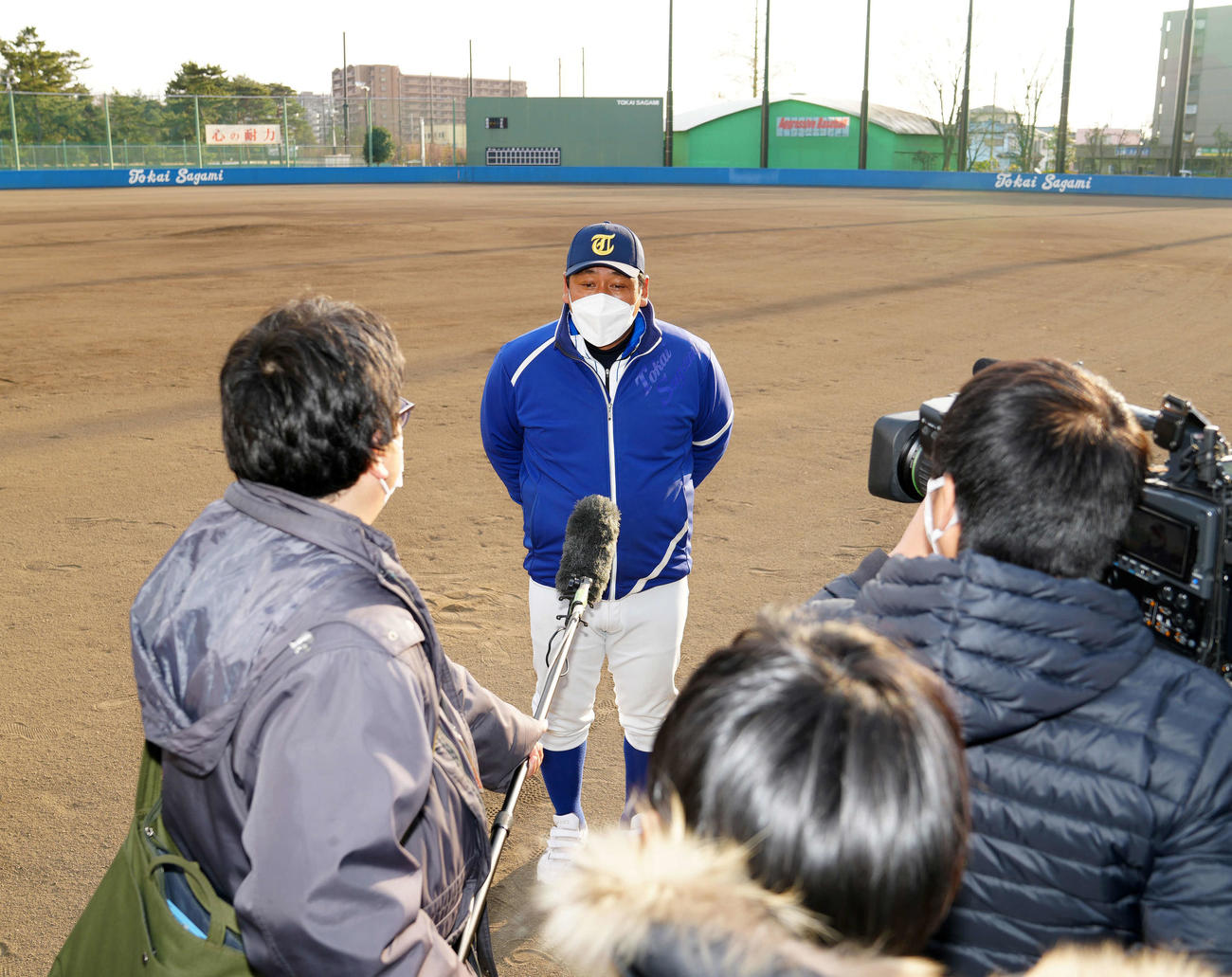 センバツ出場校に選出されず、取材に応じる東海大相模・原監督（撮影・江口和貴）