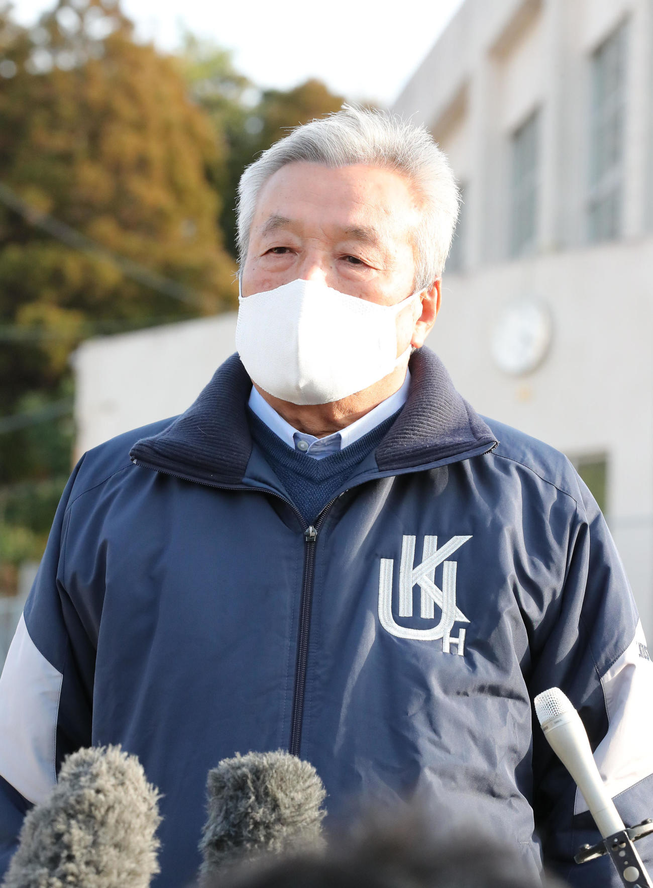甲子園出場を決めた九州国際大付・楠城徹監督は報道陣の質問にこたえる（撮影・梅根麻紀）