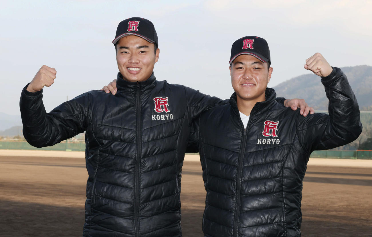 センバツ出場を決め喜ぶ広陵・真鍋慧（左）と森山陽一朗（撮影・加藤孝規）