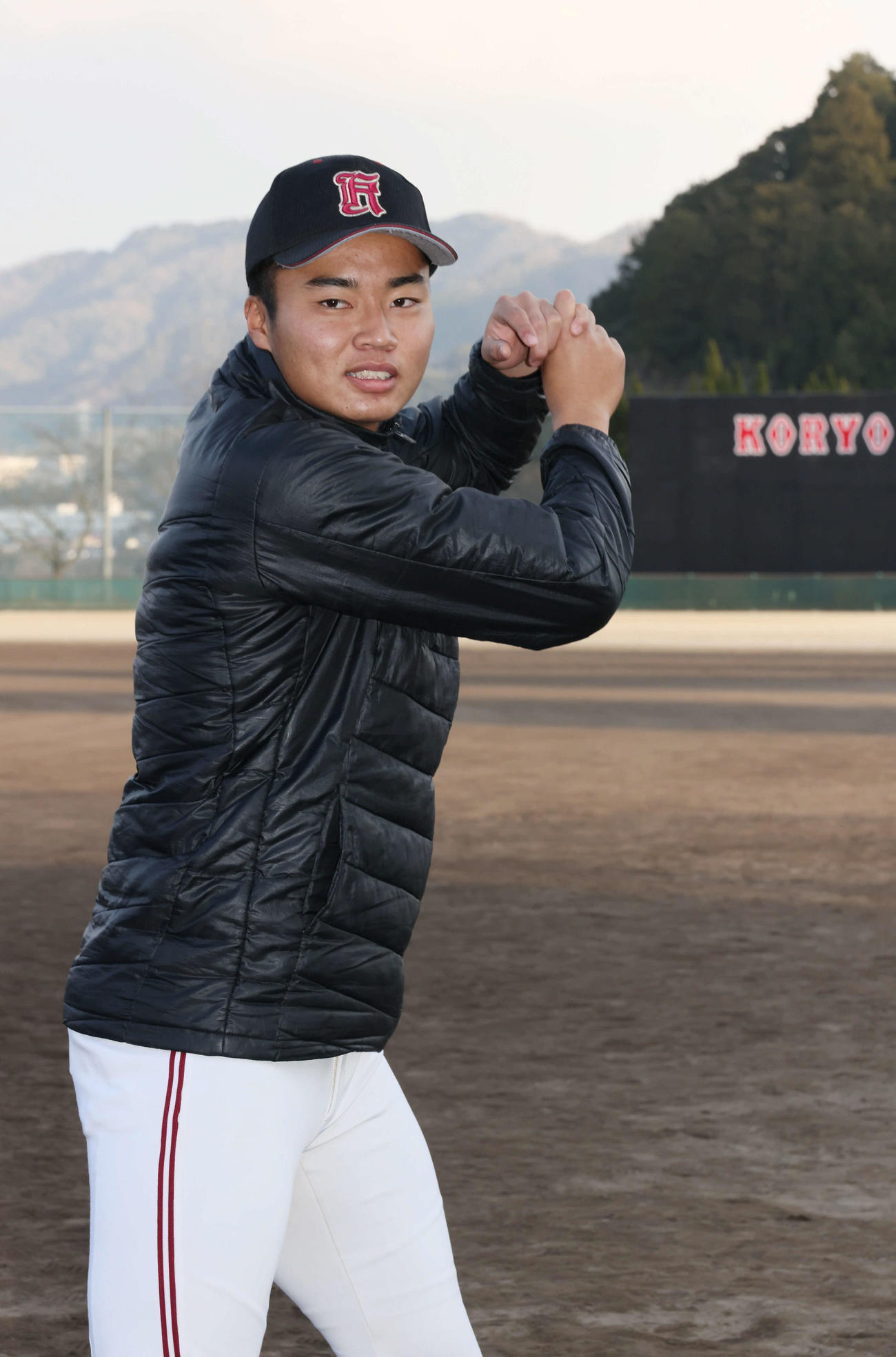 センバツ出場を決め、ポーズを決める広陵高校の真鍋慧選手（撮影・加藤孝規）