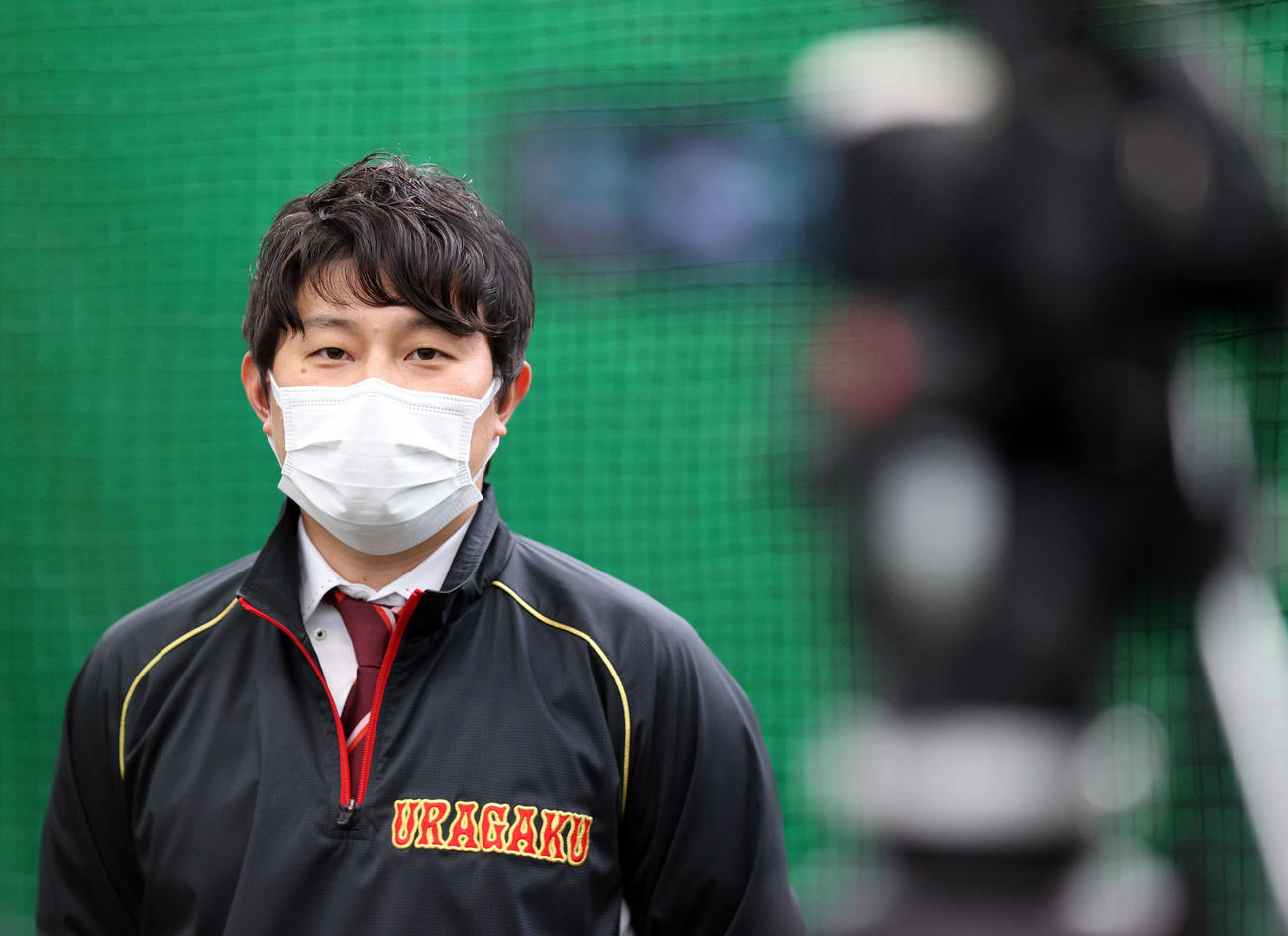 センバツ出場決定で、報道陣の質問に答える浦和学院の森監督（撮影・浅見桂子）