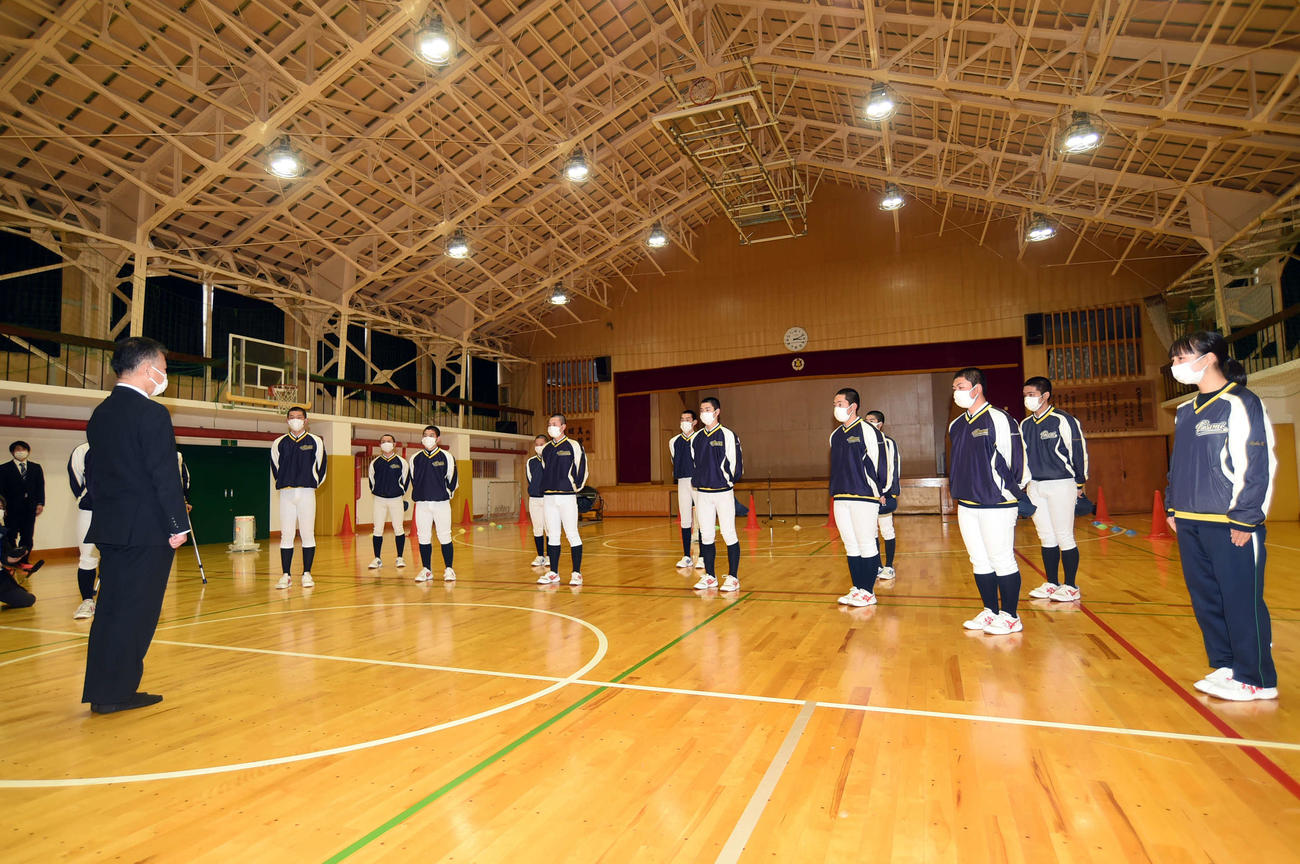 神妙な表情で出場決定の知らせを伊藤校長（左）から聞く只見ナイン