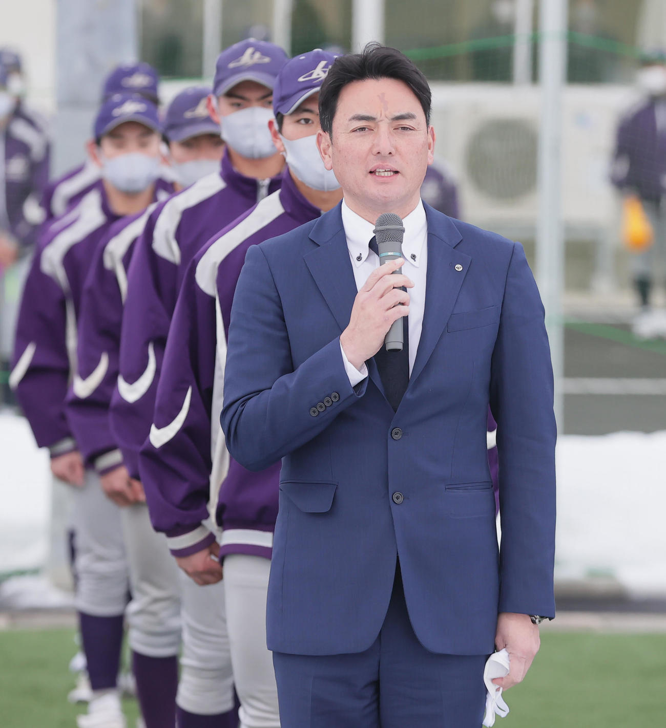 4年ぶり4度目のセンバツ出場が決まりあいさつする花巻東・佐々木監督（撮影・野上伸悟）