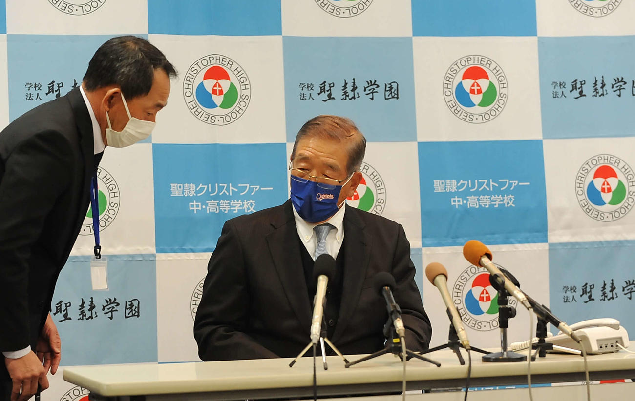 県高野連の担当者（左）から落選を伝えられる聖隷クリストファーの上村校長兼監督