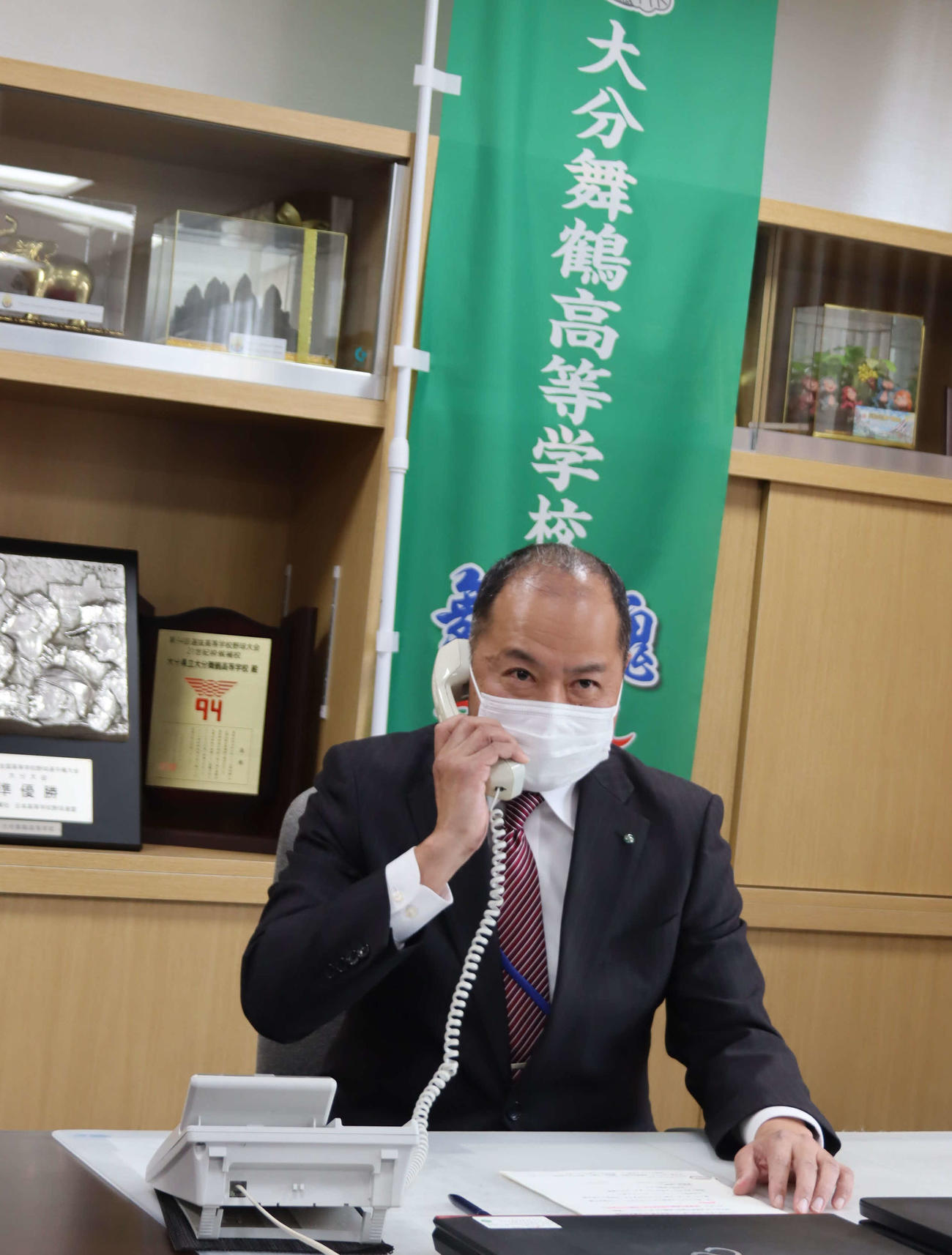21世紀枠でのセンバツ出場の吉報に笑顔の大分舞鶴・楢崎校長（撮影・後藤英夫）