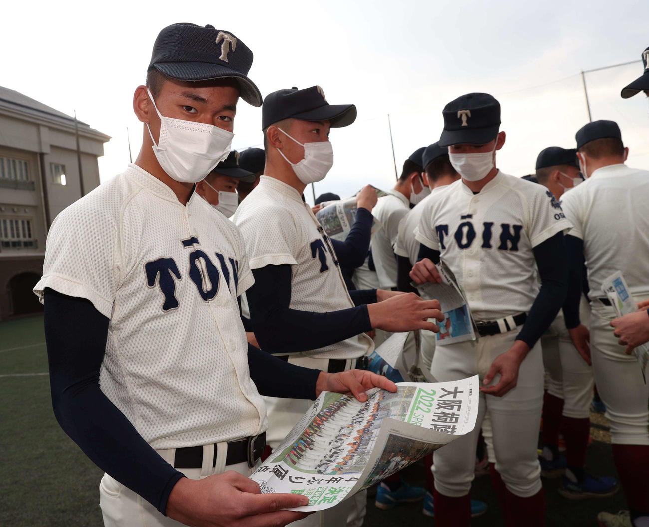 センバツ出場の号外を見る大阪桐蔭・前田（左）ら（撮影・上田博志）