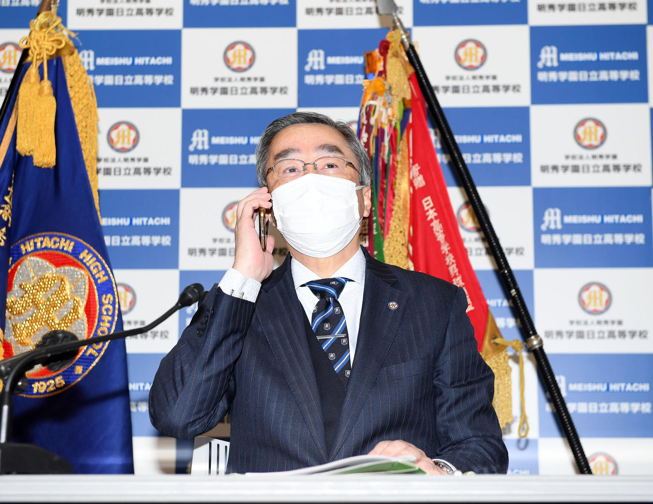 選考委員からセンバツ出場の連絡を受ける明秀学園日立矢野正彦校長（撮影・たえ見朱実）