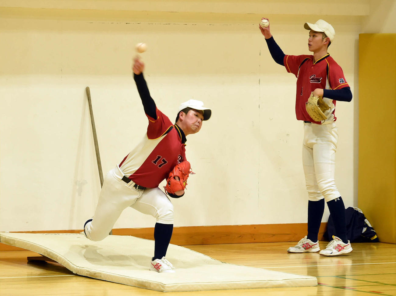 20日、体育館で投球練習する酒井悠（左）