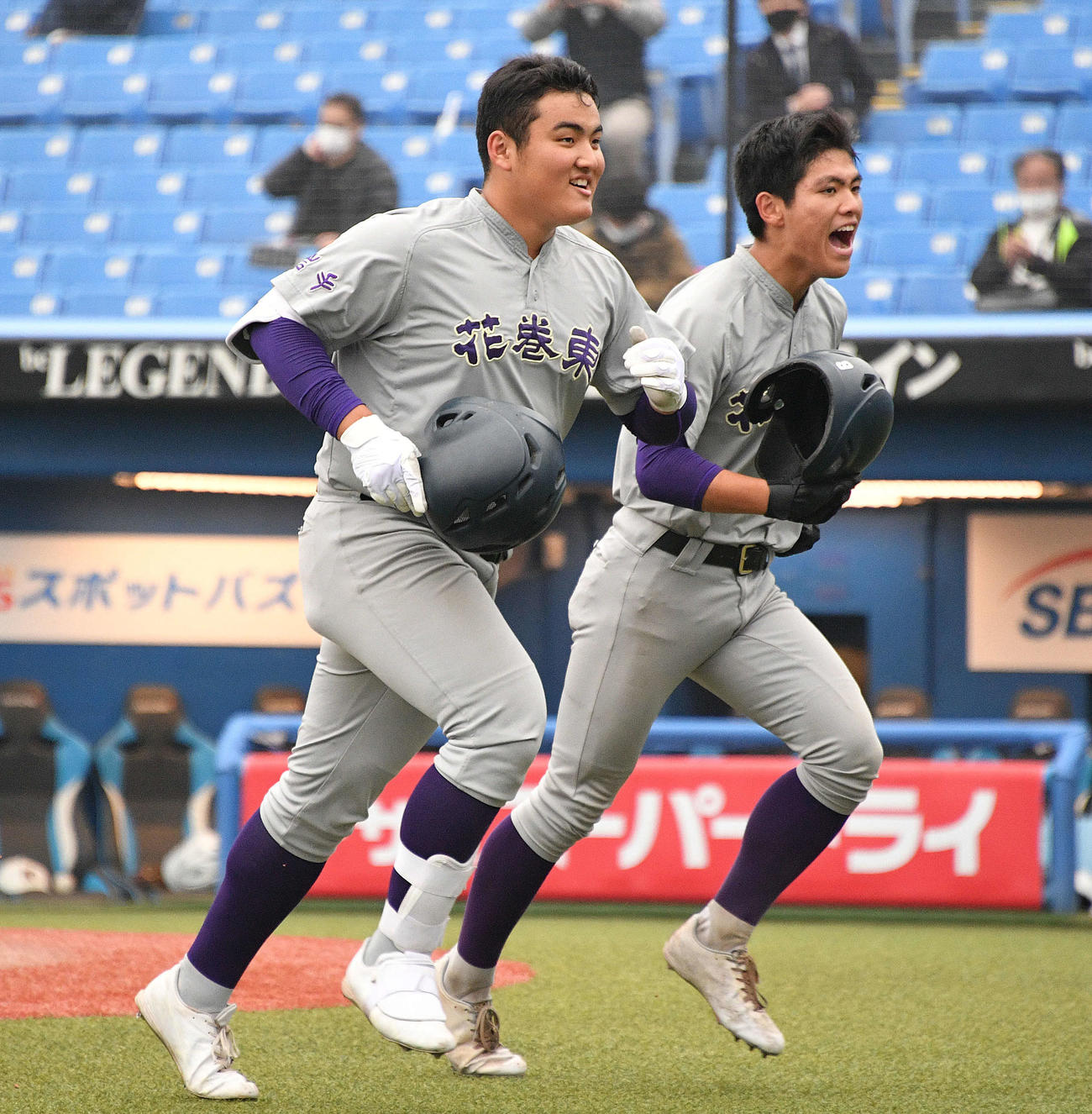 21年11月、明治神宮大会の高知戦の試合前のあいさつを終え気合を入れる花巻東・佐々木麟（左）と田代