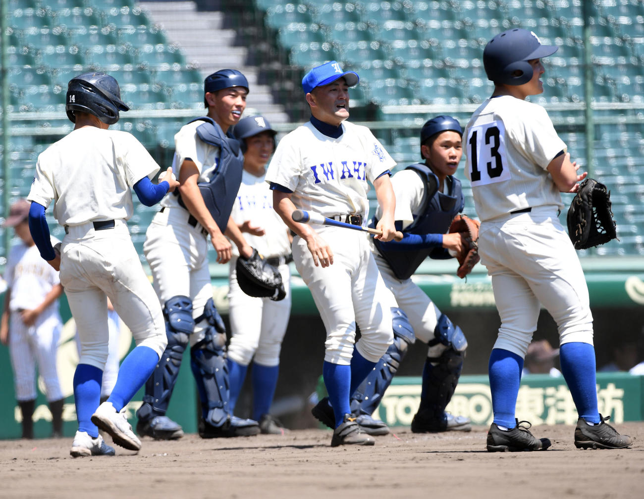 20年、甲子園交流試合の磐城－国士舘戦前にノックを行う木村保前監督
