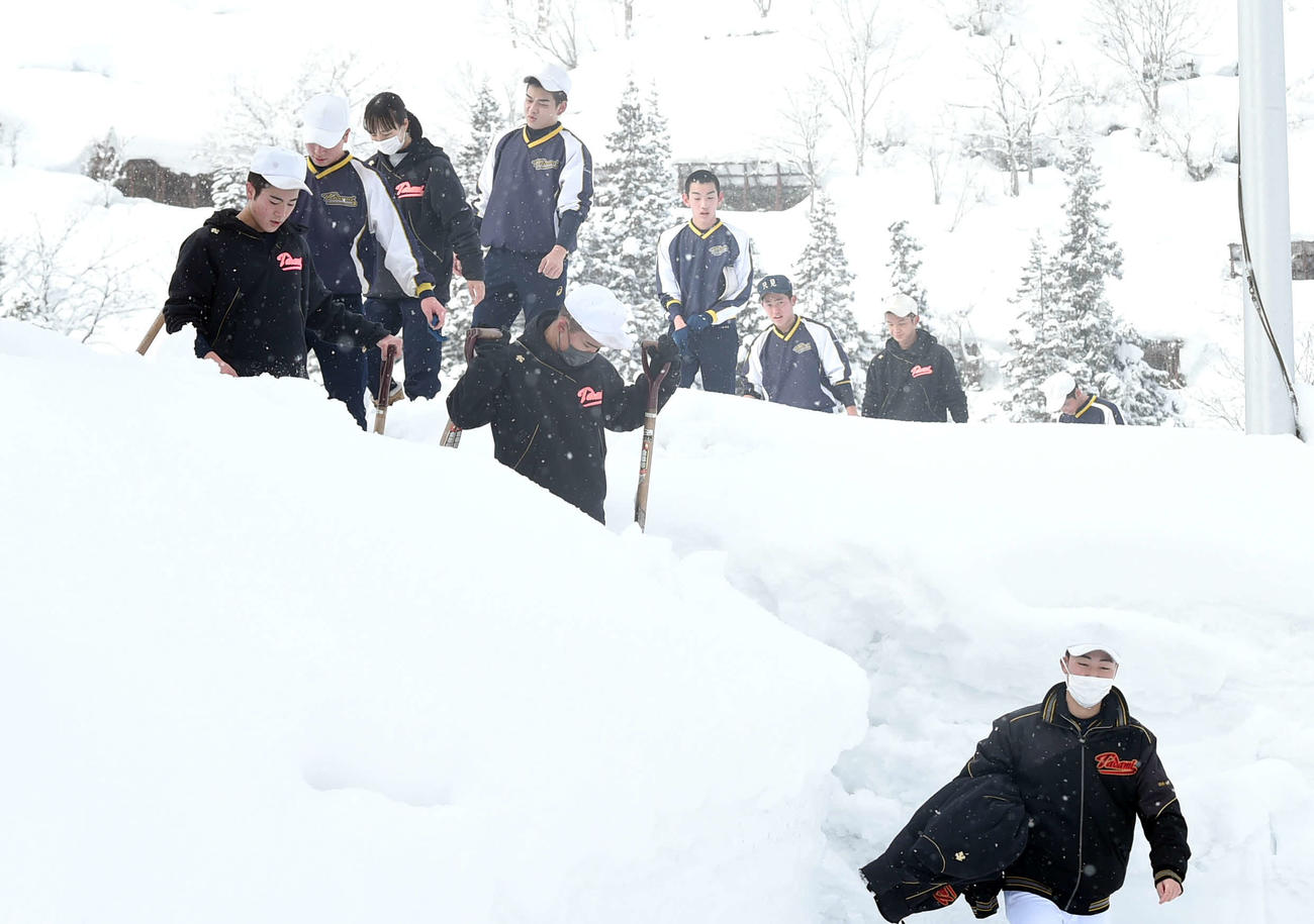 雪上から降りて校舎に移動する只見ナイン（撮影・相沢孔志）