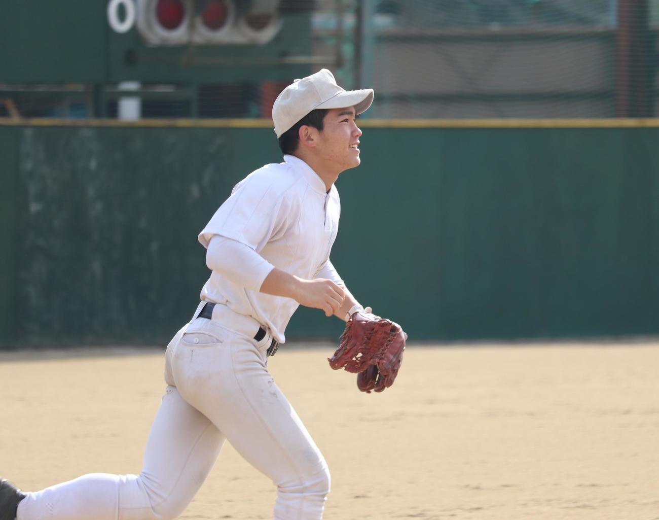 外野ノックで汗を流す、二松学舎大付・親富祖凪人外野手（撮影・阿部泰斉）