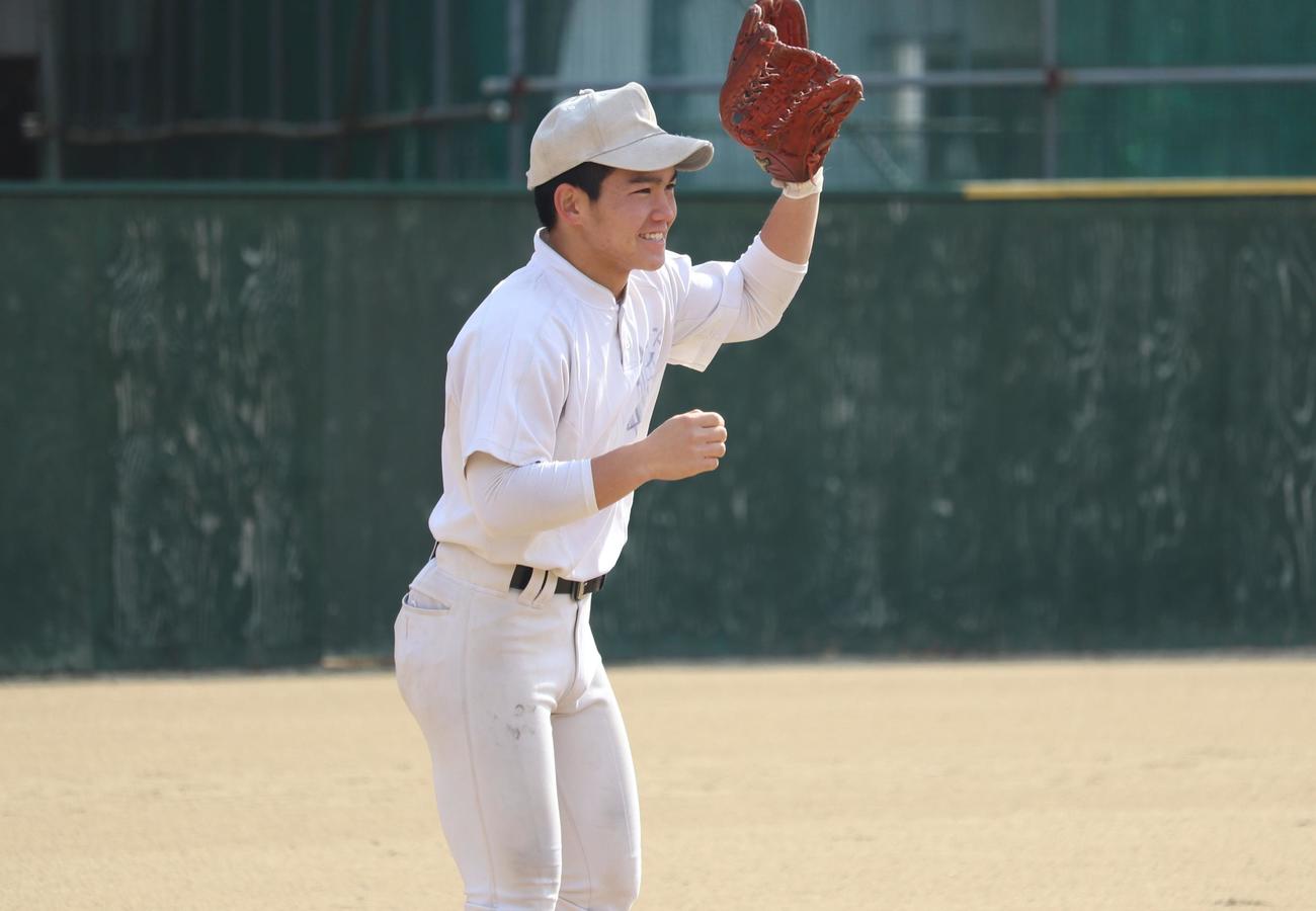 外野ノックで汗を流す、二松学舎大付・親富祖凪人外野手（撮影・阿部泰斉）