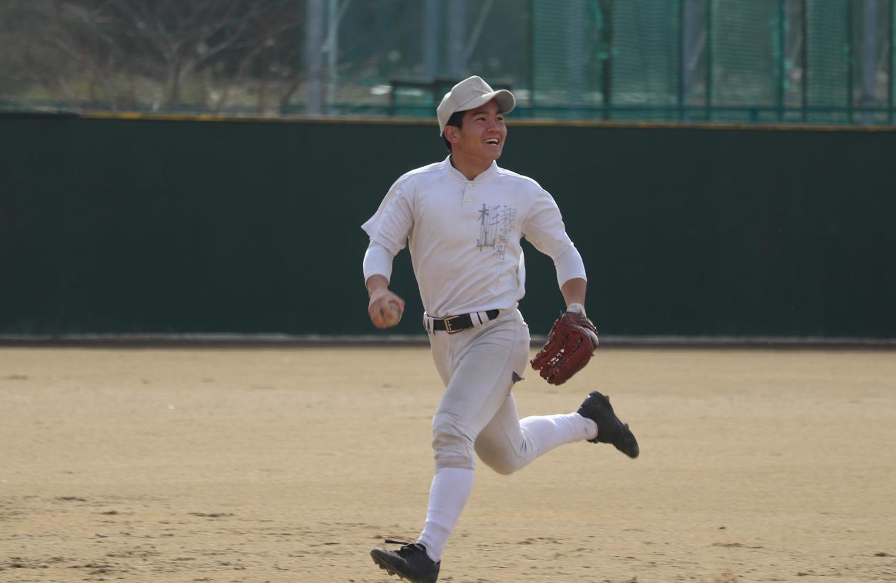 外野ノックで汗を流す、二松学舎大付・親富祖凪人外野手（撮影・阿部泰斉）