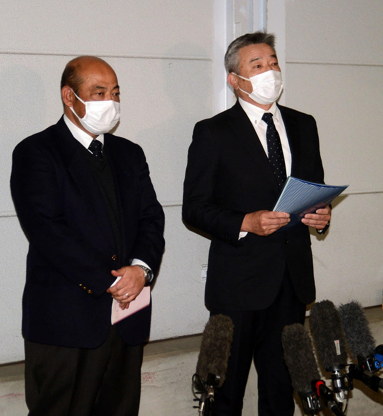 取材に対応する静岡県高校野球連盟の渡辺理事長（左）と高橋会長
