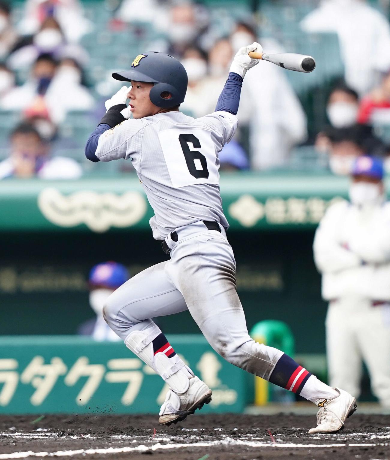 センバツ・神戸国際大付戦で適時打を放つ渡辺