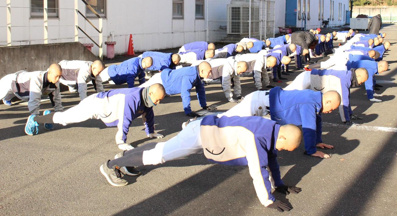 体幹をする東海大菅生の選手たち（撮影：保坂恭子）