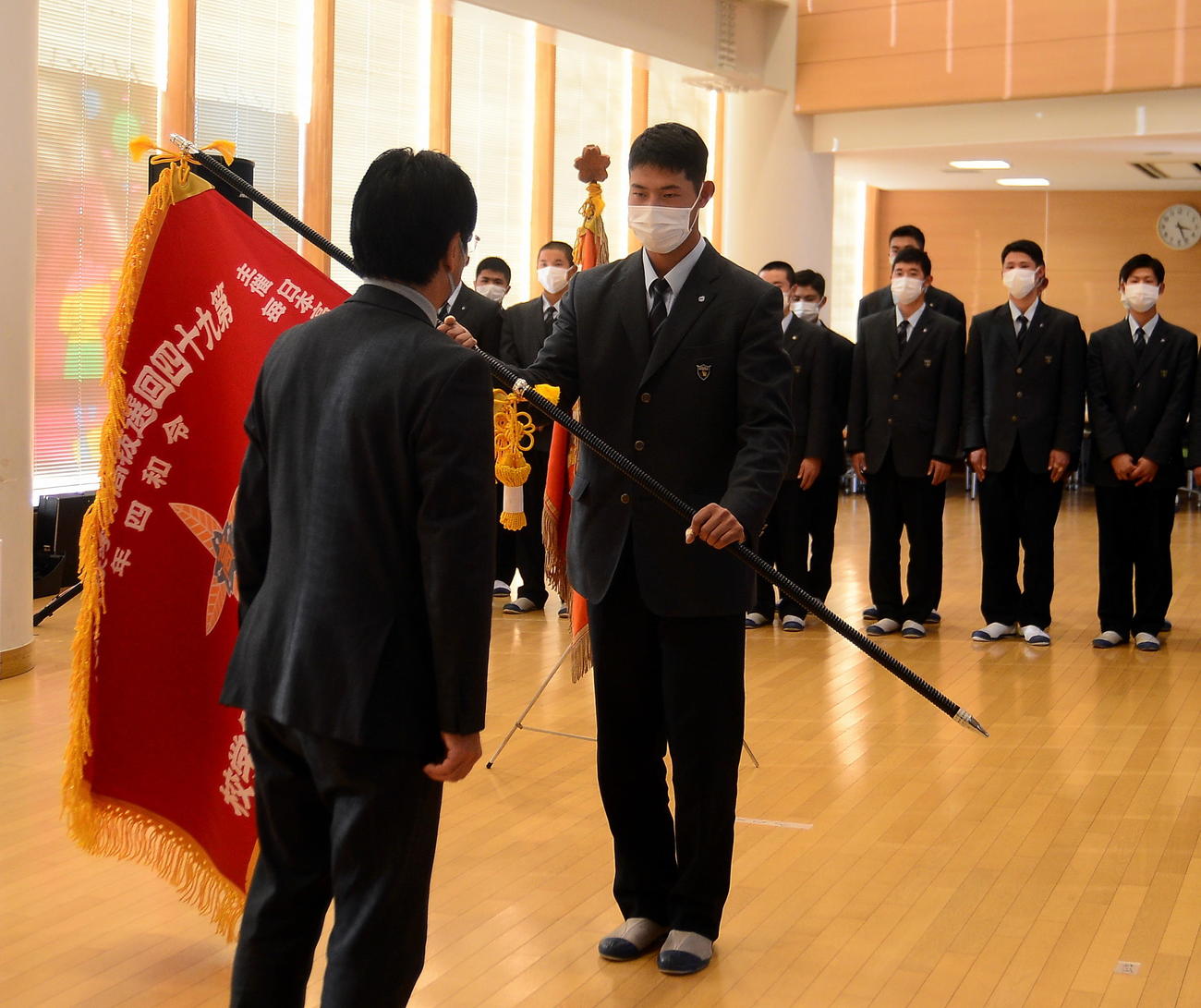 選抜旗を受け取る日大三島・加藤主将