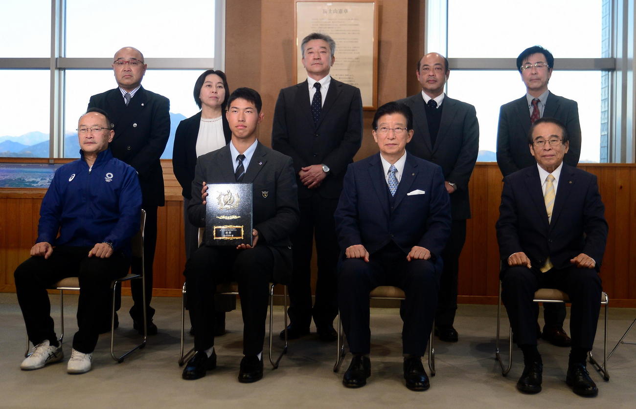 川勝知事（前列右から2人目）と記念写真に納まる出席者。後列左端が日大三島・永田監督、前列右から3人目が加藤主将