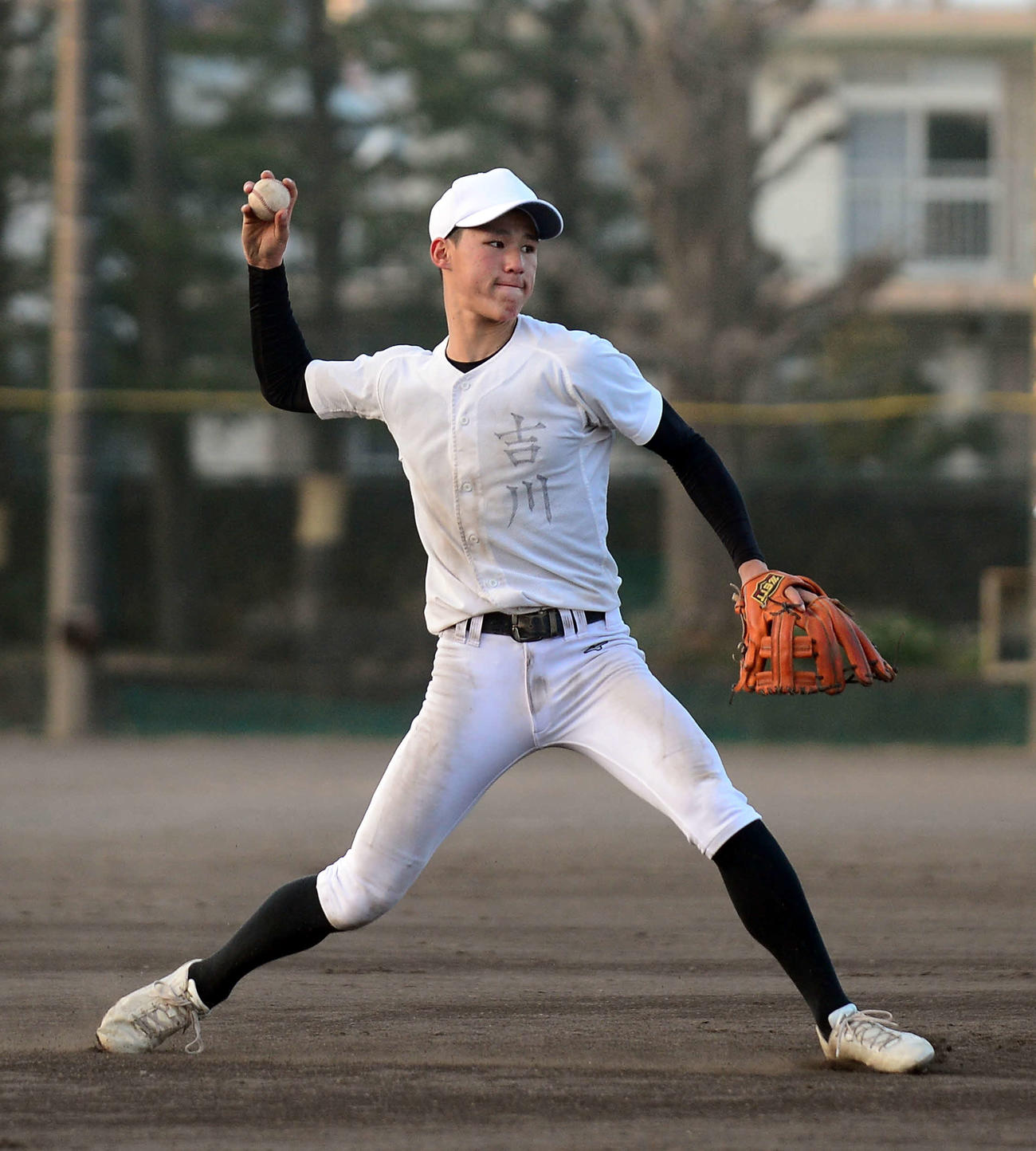 守備練習で送球する日大三島・吉川
