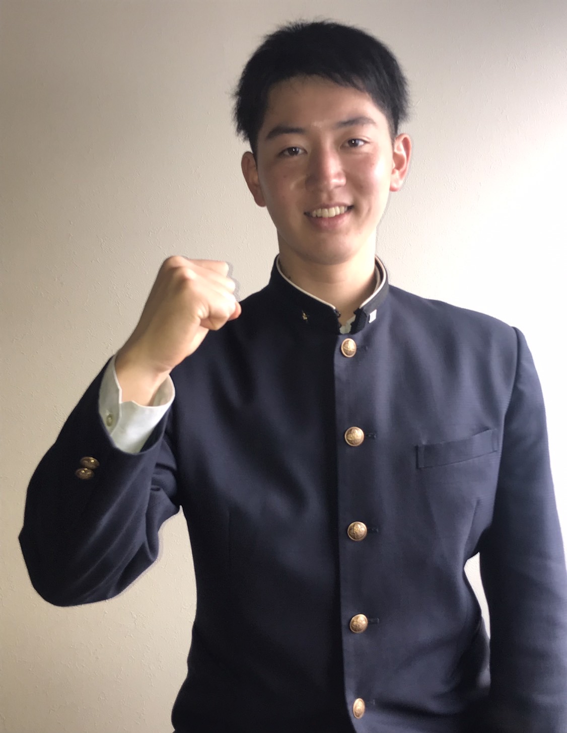 佐藤は法大進学が決まり、ガッツポーズ