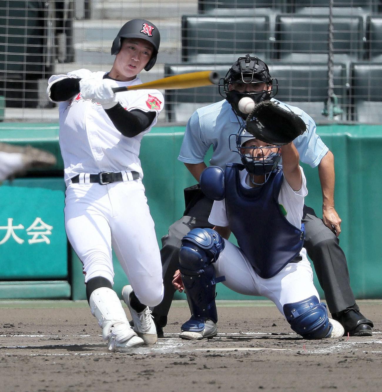 夏の甲子園、米子東戦で適時打を放つ佐藤