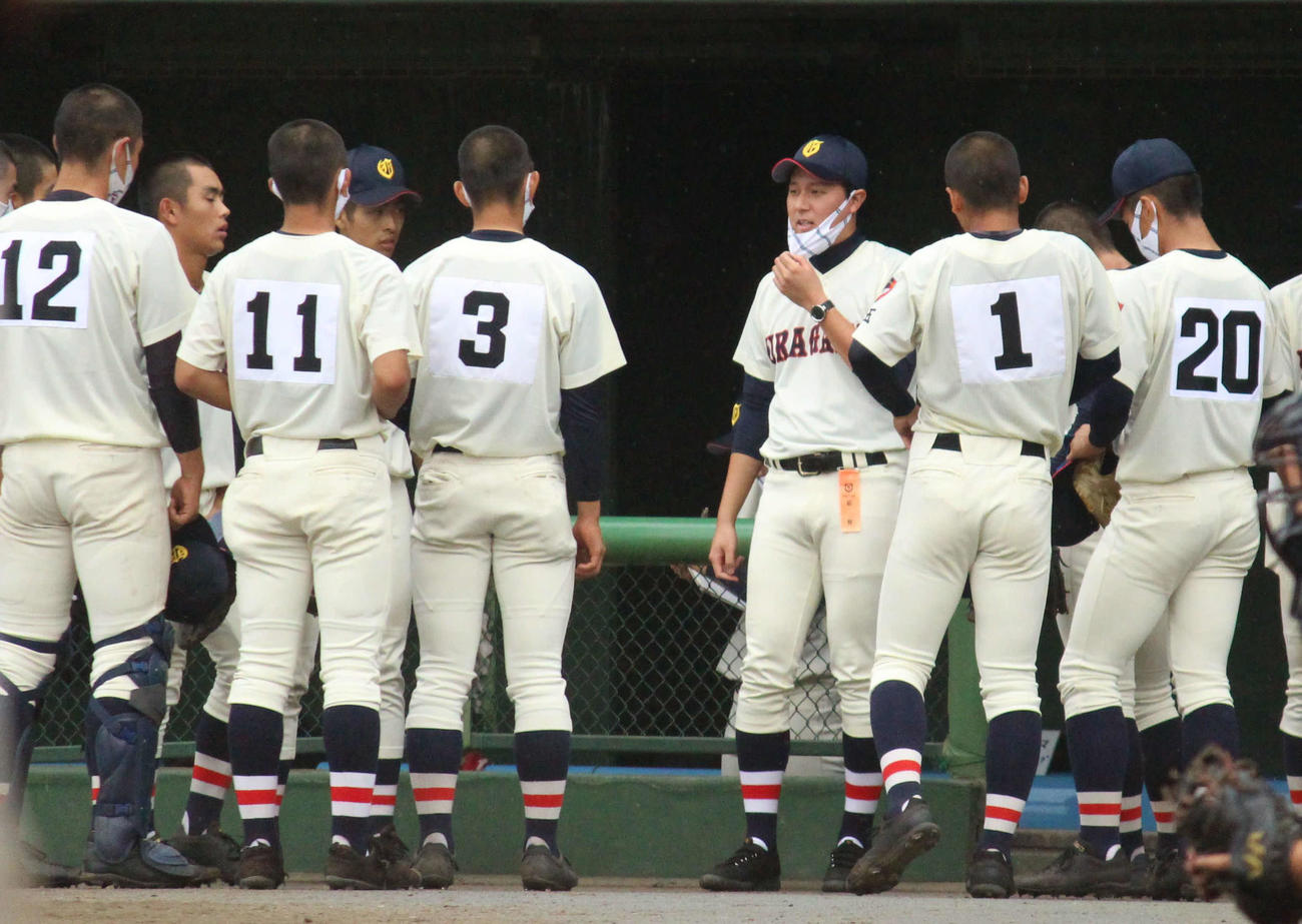 21年9月、秋季大会で選手に指示を出す浦和学院・森大監督（右から3人目）