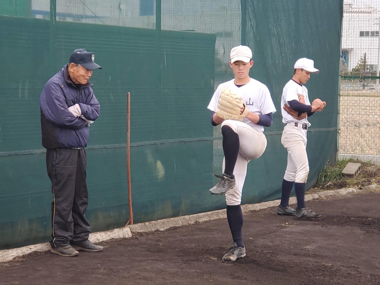 2月4日、大垣日大・阪口監督（左）は山田の投球をチェック