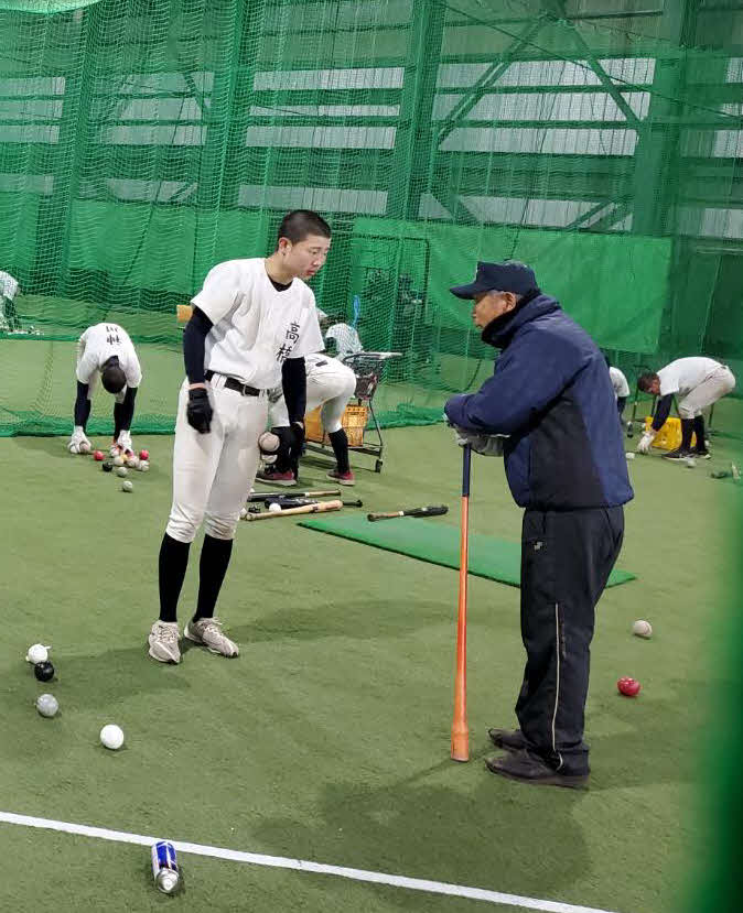 2月4日、孫の高橋慎（左）を指導する大垣日大・阪口監督
