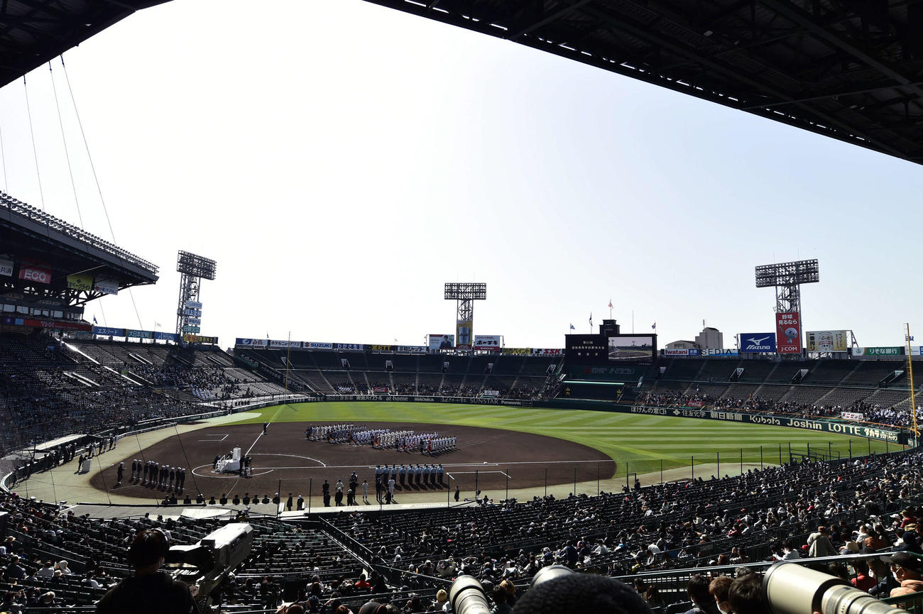 21年3月19日、開会式でグラウンドに整列する選手たち（撮影・滝沢徹郎）