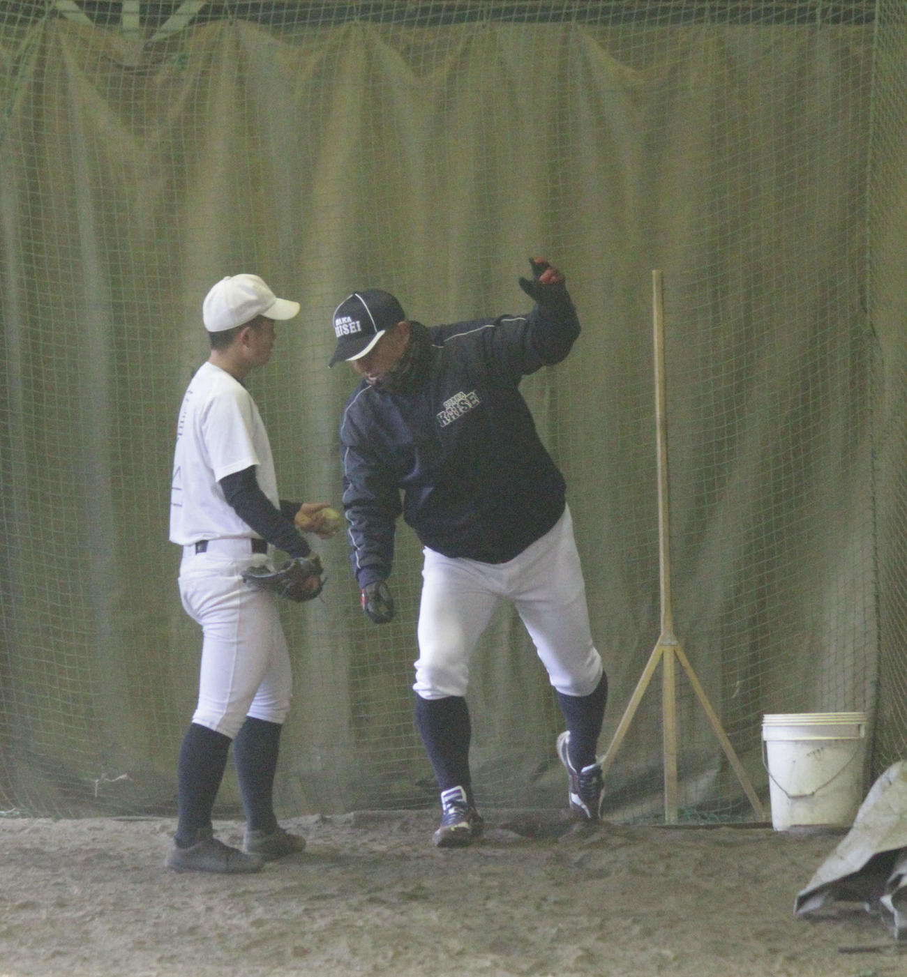 大阪偕星学園の岩田徹新監督はブルペンで投手陣を指導する