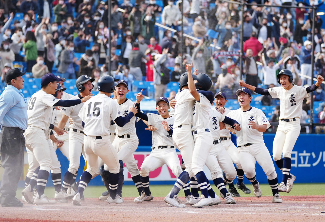秋季高校野球東京大会　決勝でサヨナラ勝ちし歓喜する国学院久我山の選手たち（2021年11月7日撮影）